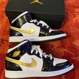 Paid $150 only want $100 obo!! Worn 2x I can’t fit . 6.5 y boys !!